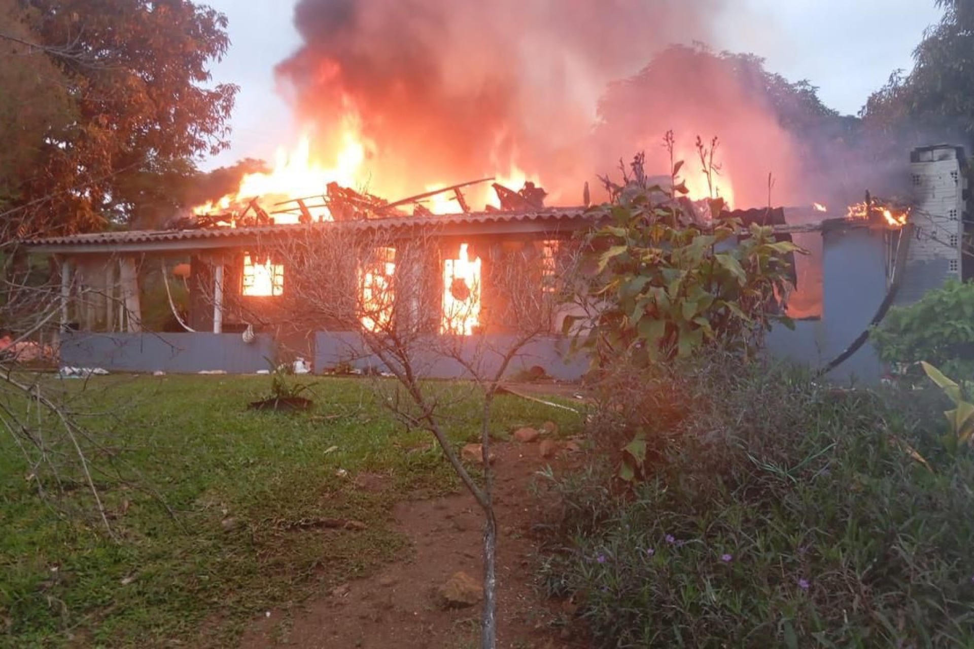 Casa ficou destruída pelo fogo no interior de Missal