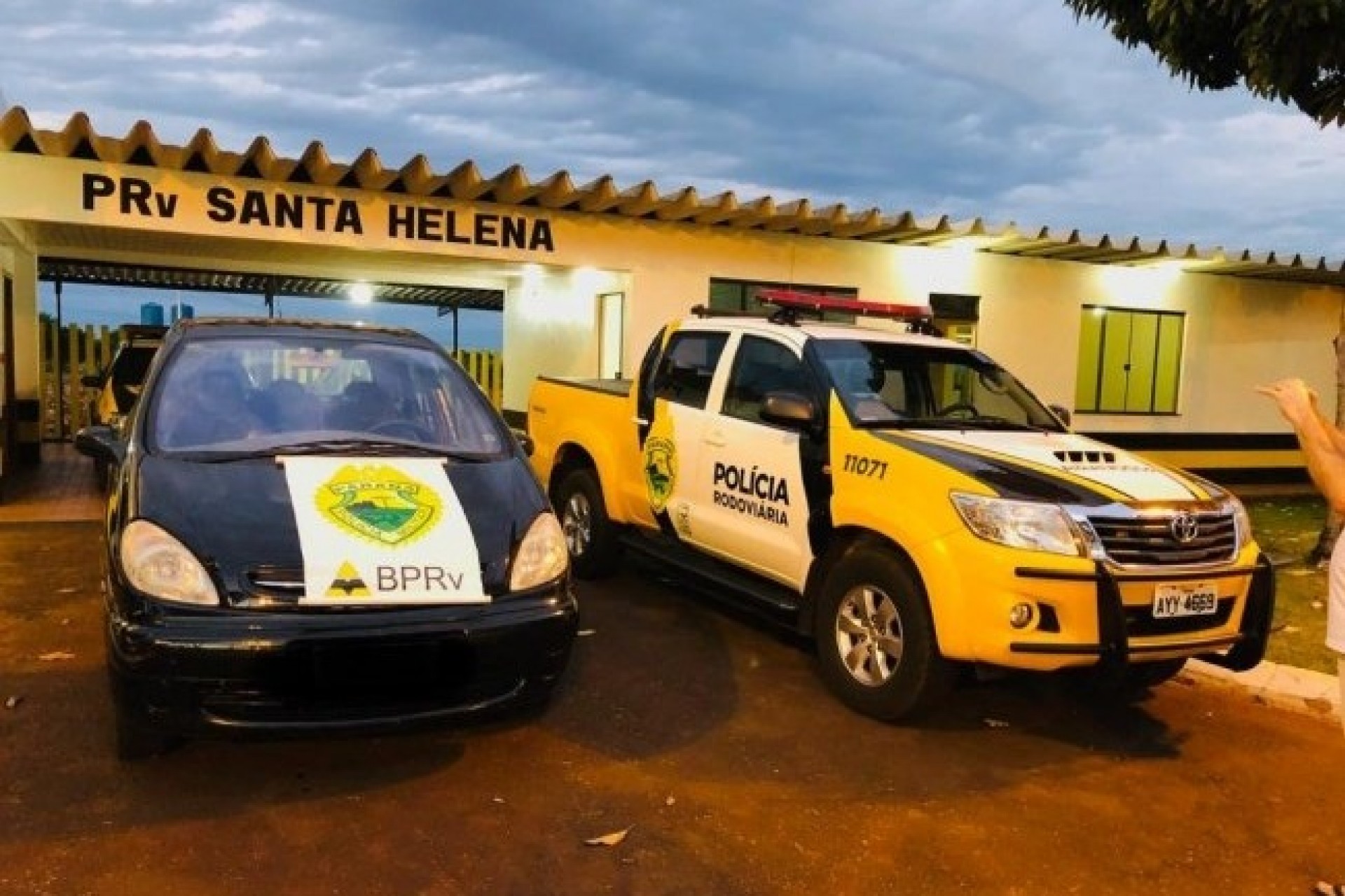 Casal é preso pela PRE de Santa Helena com veículo roubado