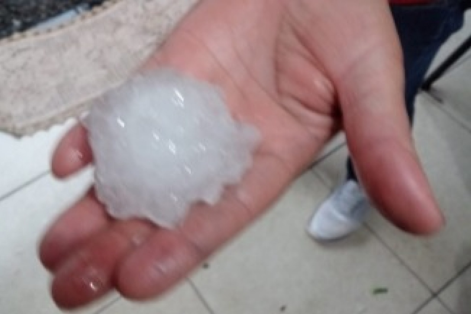 Chuva acompanhada de vento e granizo assusta moradores de Santa Helena