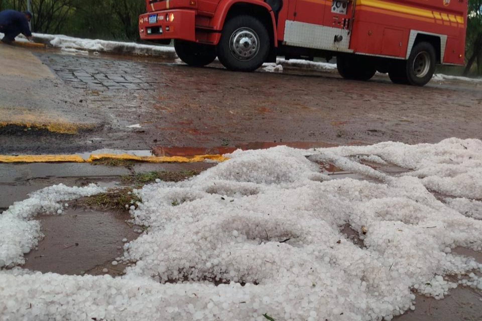 Chuva de granizo atinge bairros de Vacaria no RS, e surpreende moradores com volume de gelo nas ruas