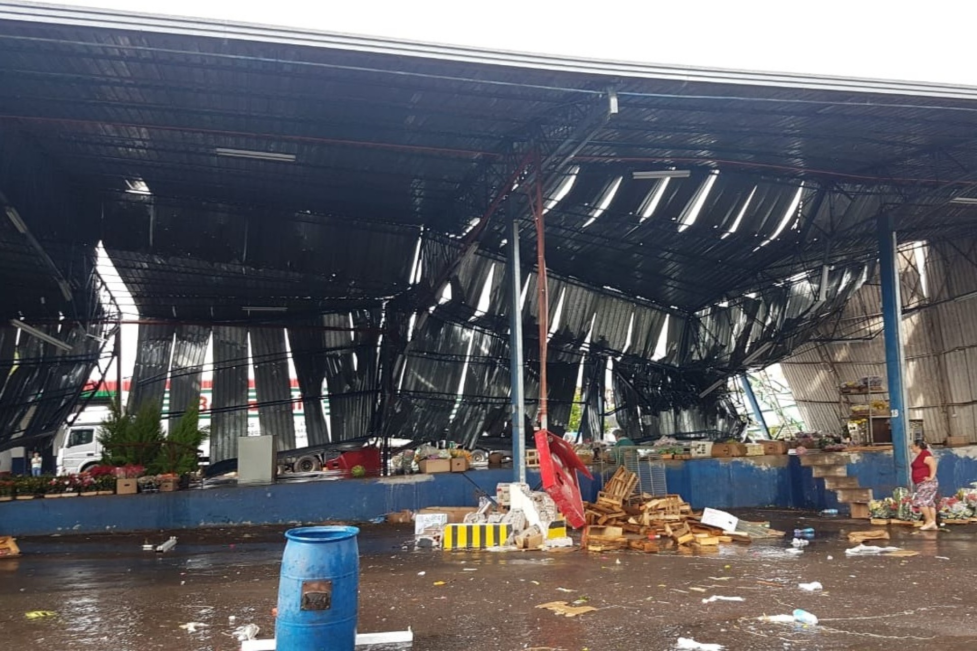 Chuva e vento forte deixa bairros sem luz e causa estragos em Foz do Iguaçu