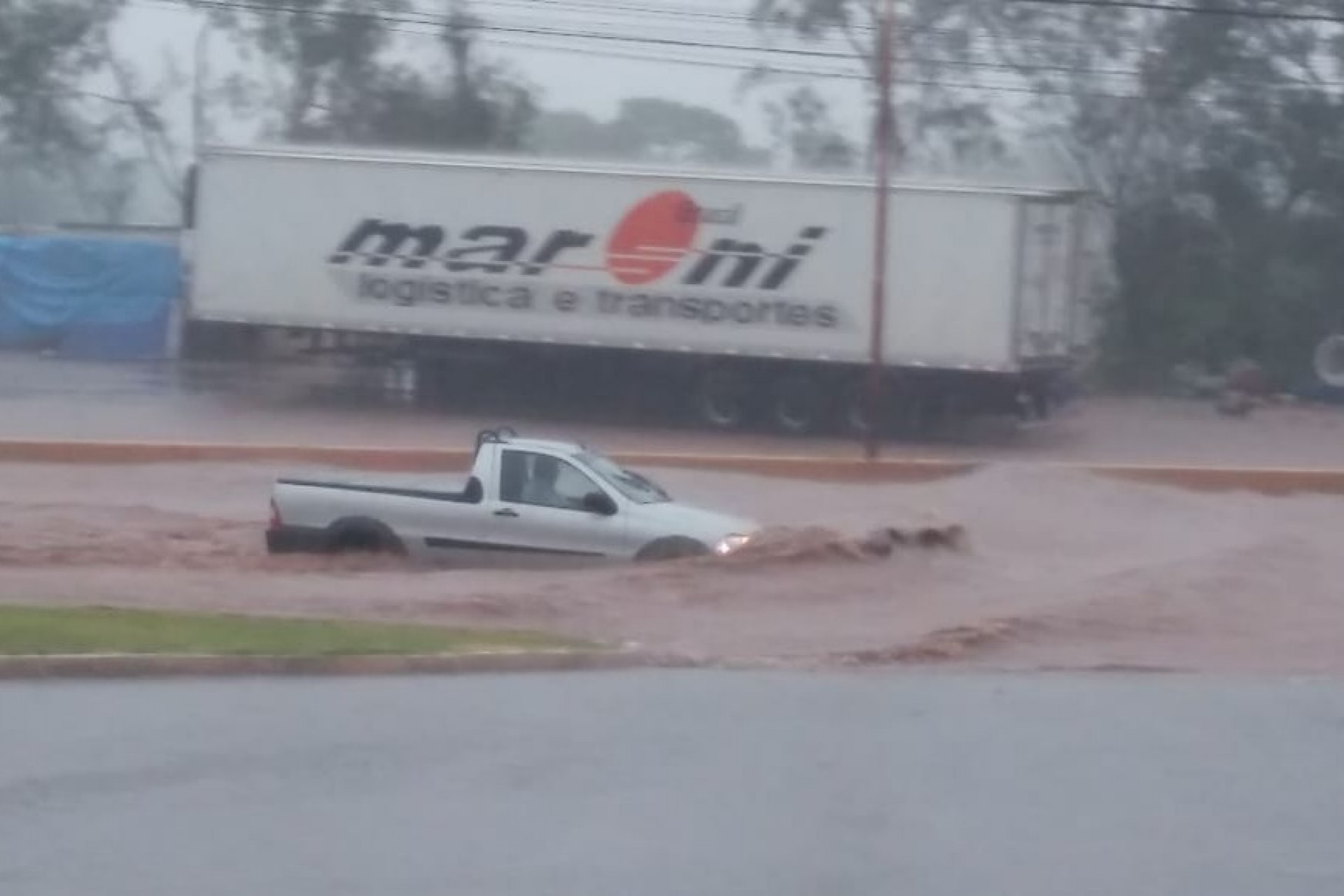 Chuva e ventos fortes já atingem Toledo