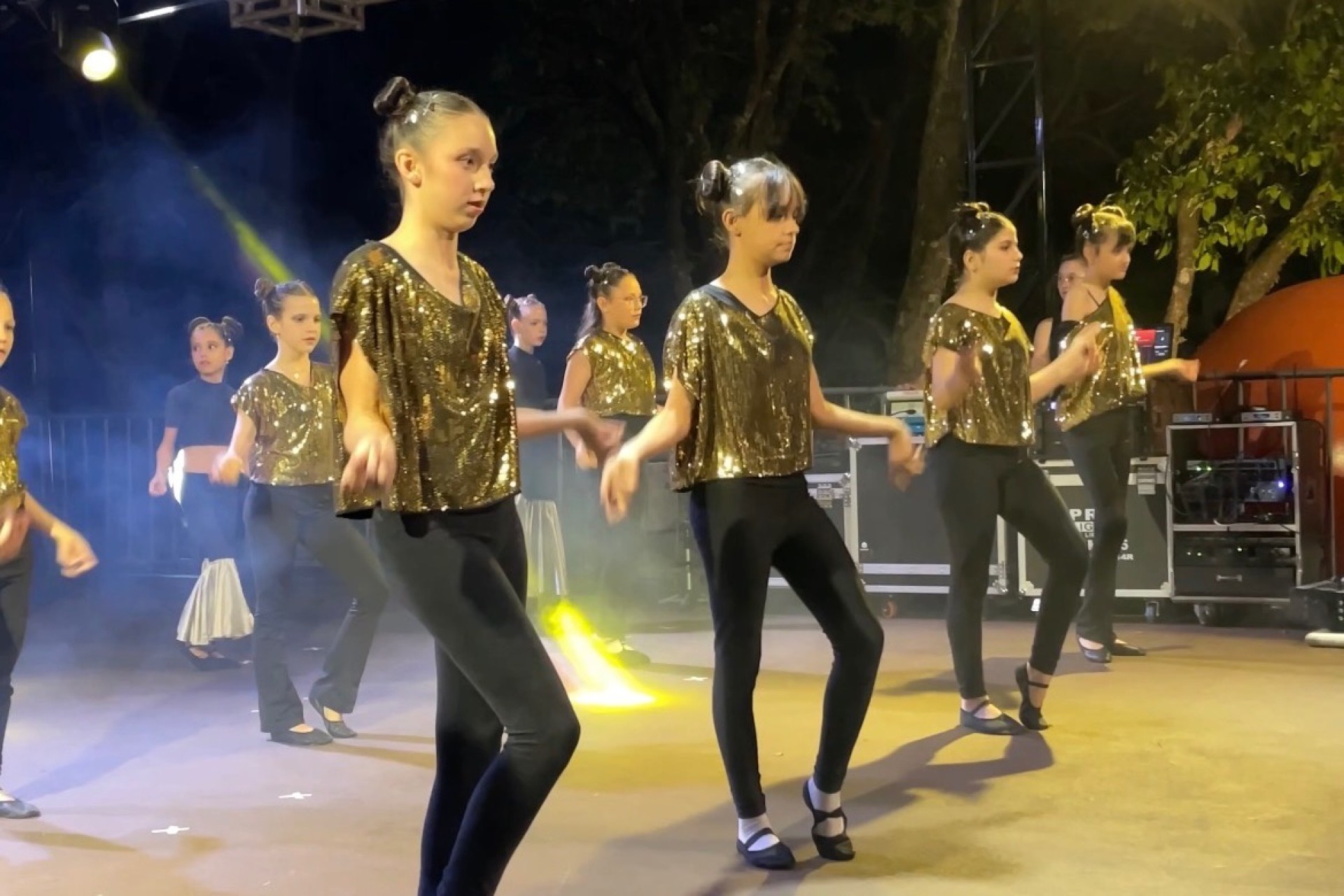 Cia Municipal de Dança emociona público na abertura da Expo Cresol com o espetáculo 