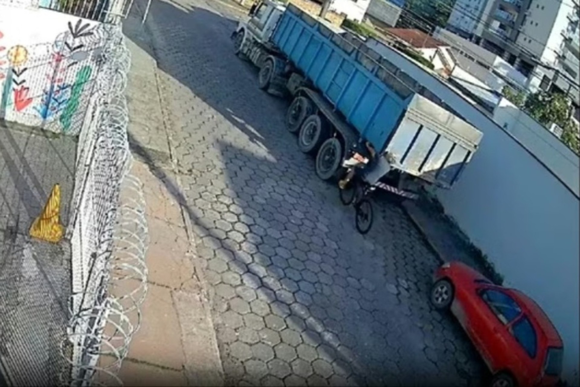 Ciclista se distrai e bate em caminhão parado