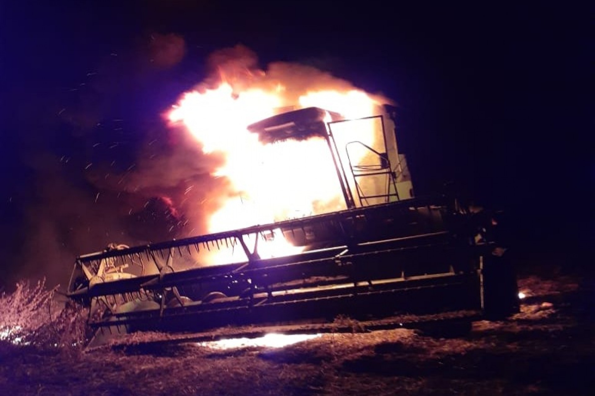 Colheitadeira fica destruída em incêndio no interior do município de Santa Helena