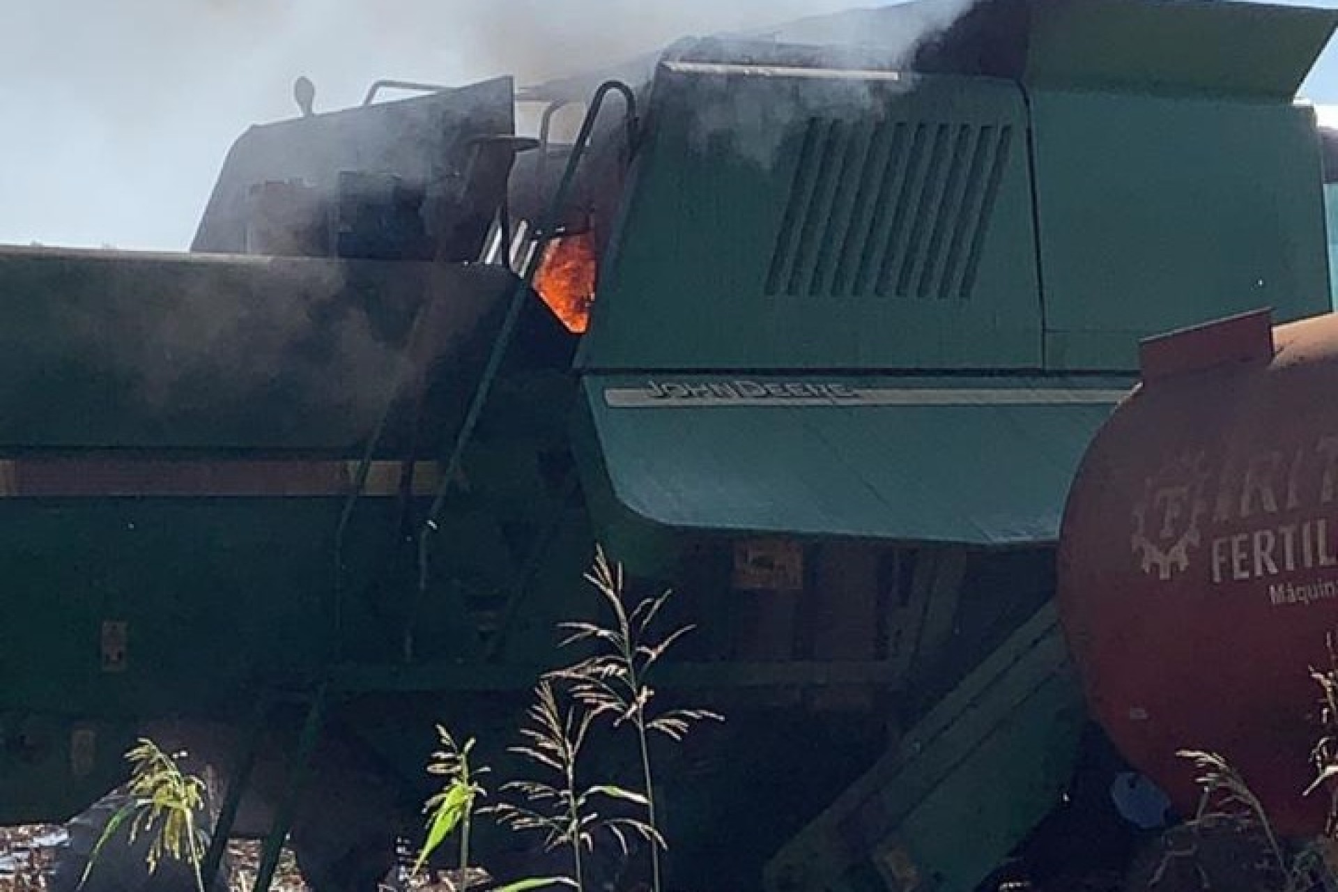 Colheitadeira fica parcialmente destruída em incêndio no interior do município de Missal