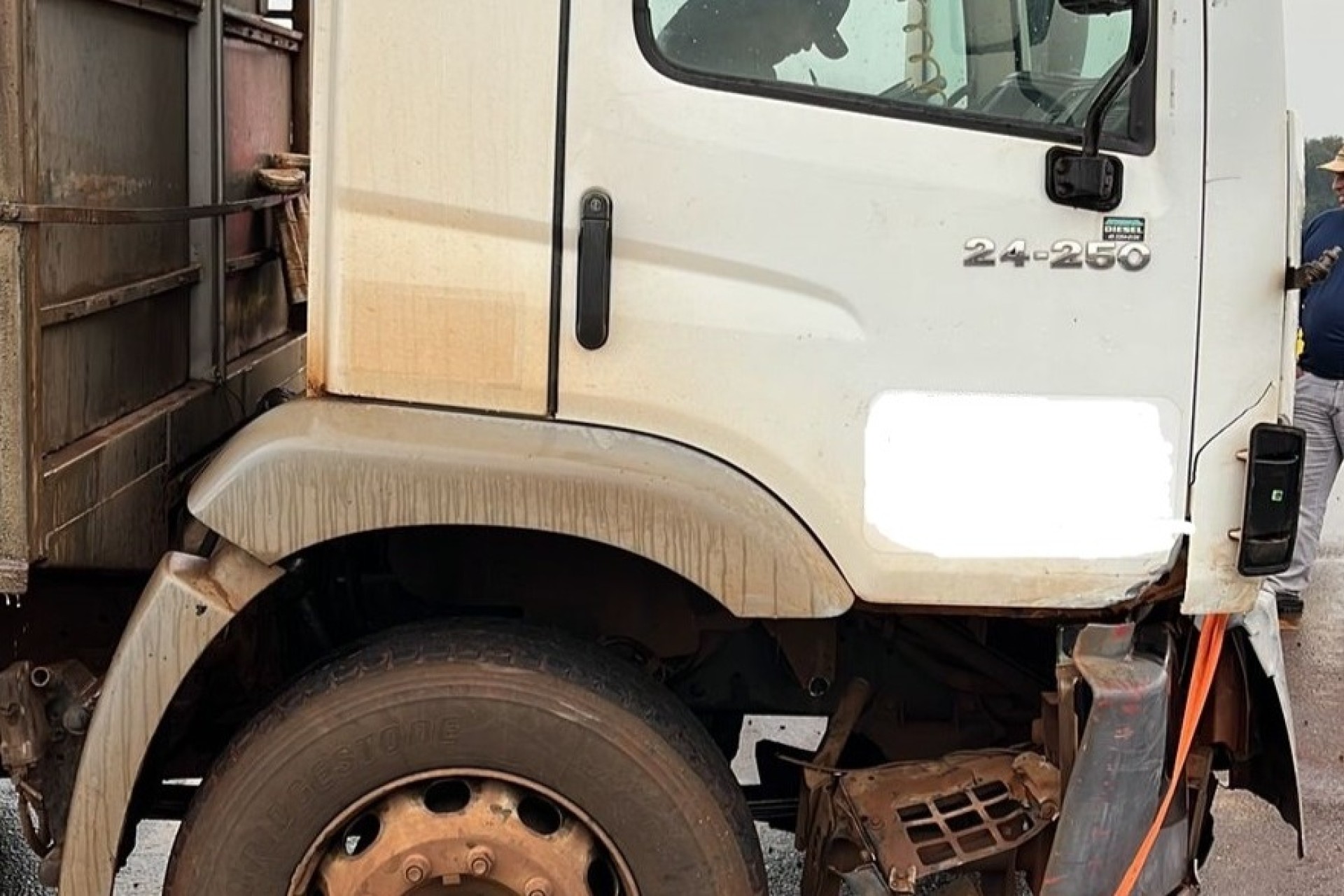 Colisão entre caminhão e automóvel deixa duas pessoas feridas na PR-497 em Itaipulândia