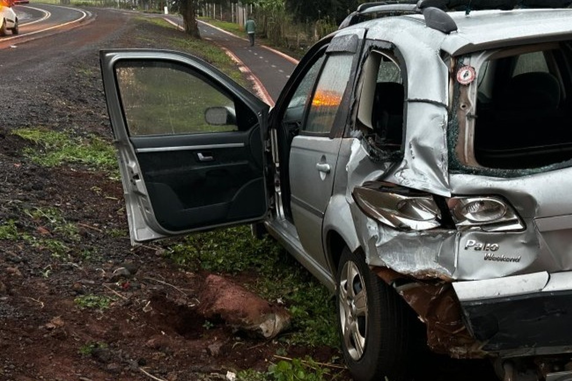 Colisão entre Palio e caminhão na PR-317 entre distritos de Santa Helena deixa um ferido