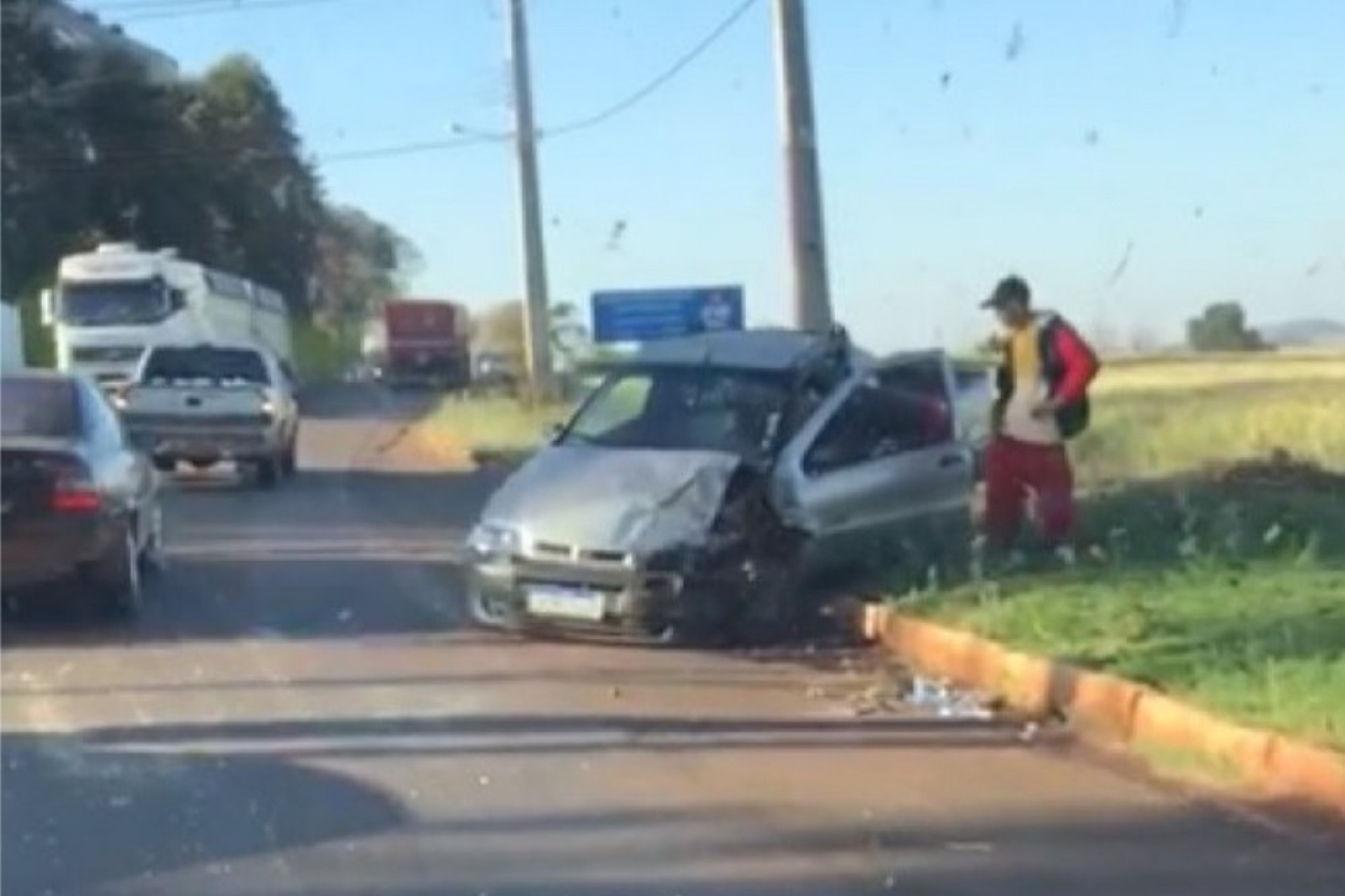 Colisão frontal entre carro e carreta é registrada no trevo de acesso a Missal