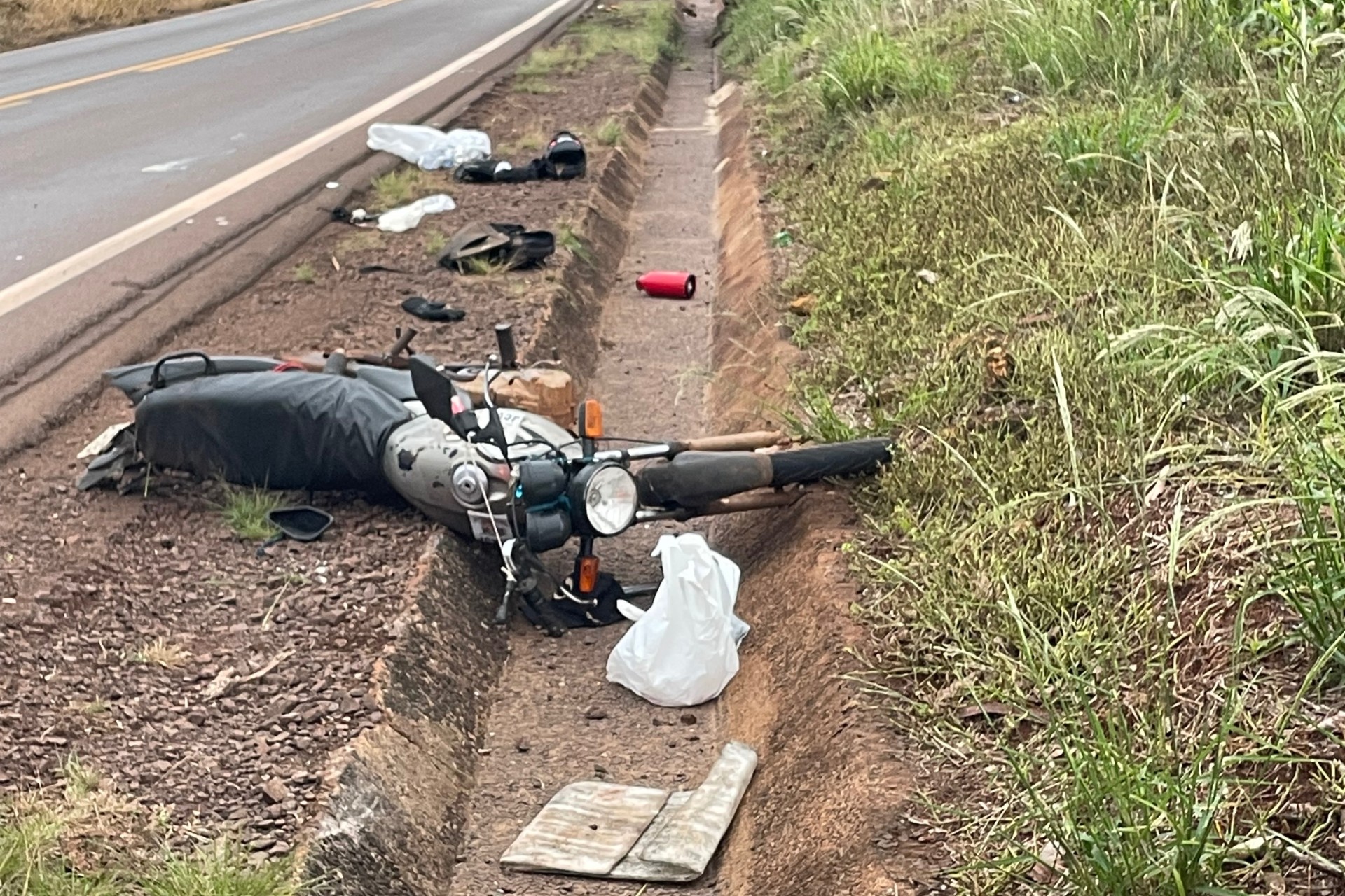 Colisão traseira deixa motociclista ferido na PR 495 em Missal