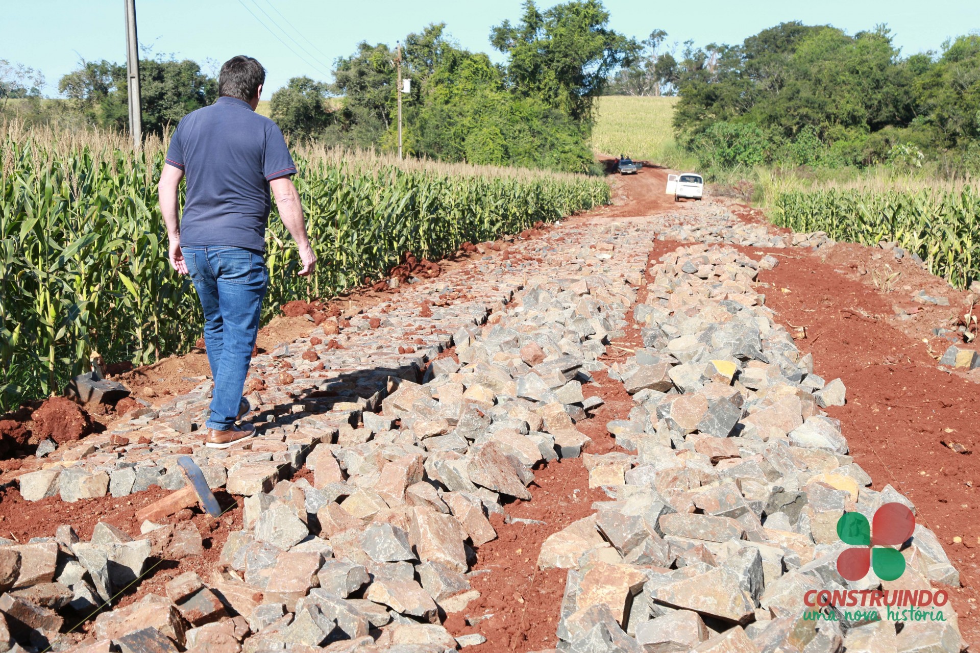 Com cerca de 60% concluídas, obras de Pavimentação Poliédrica entre São Pedro e São José continuam