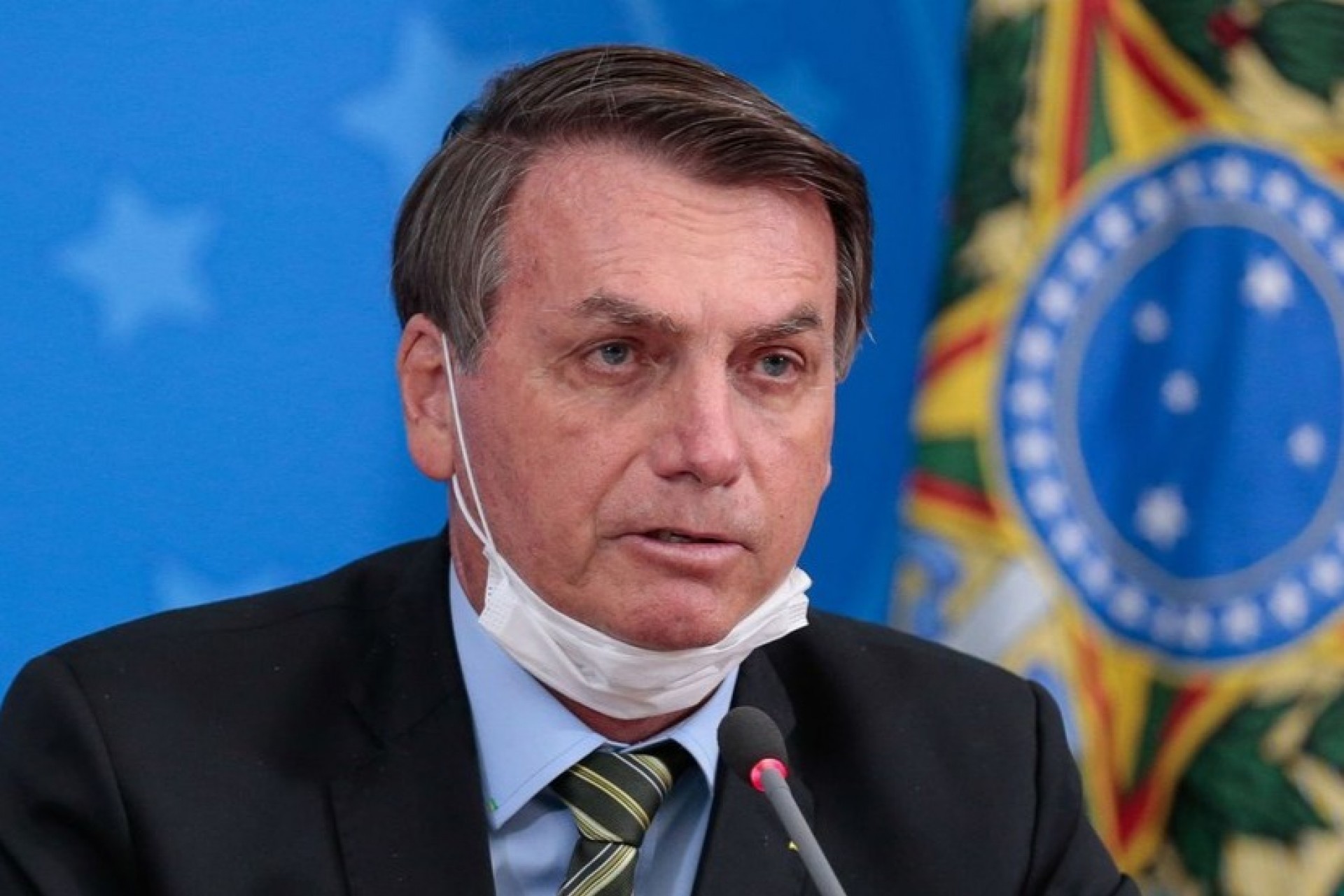 Com suspeita de Covid-19, Bolsonaro faz novo teste e já toma hidroxicloroquina