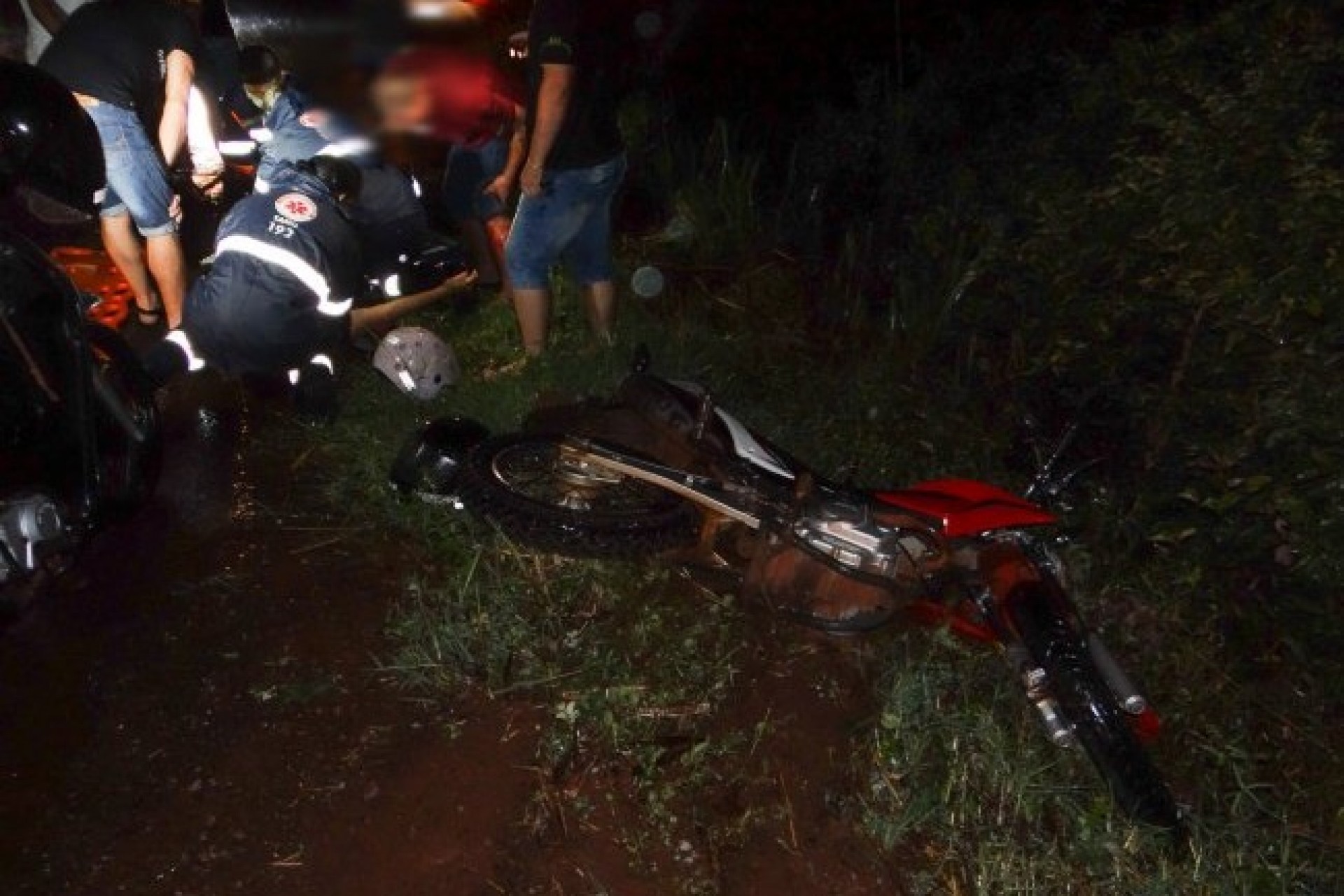 Condutor de Saveiro foge após colidir em traseira de moto na PR-317 em Santa Helena