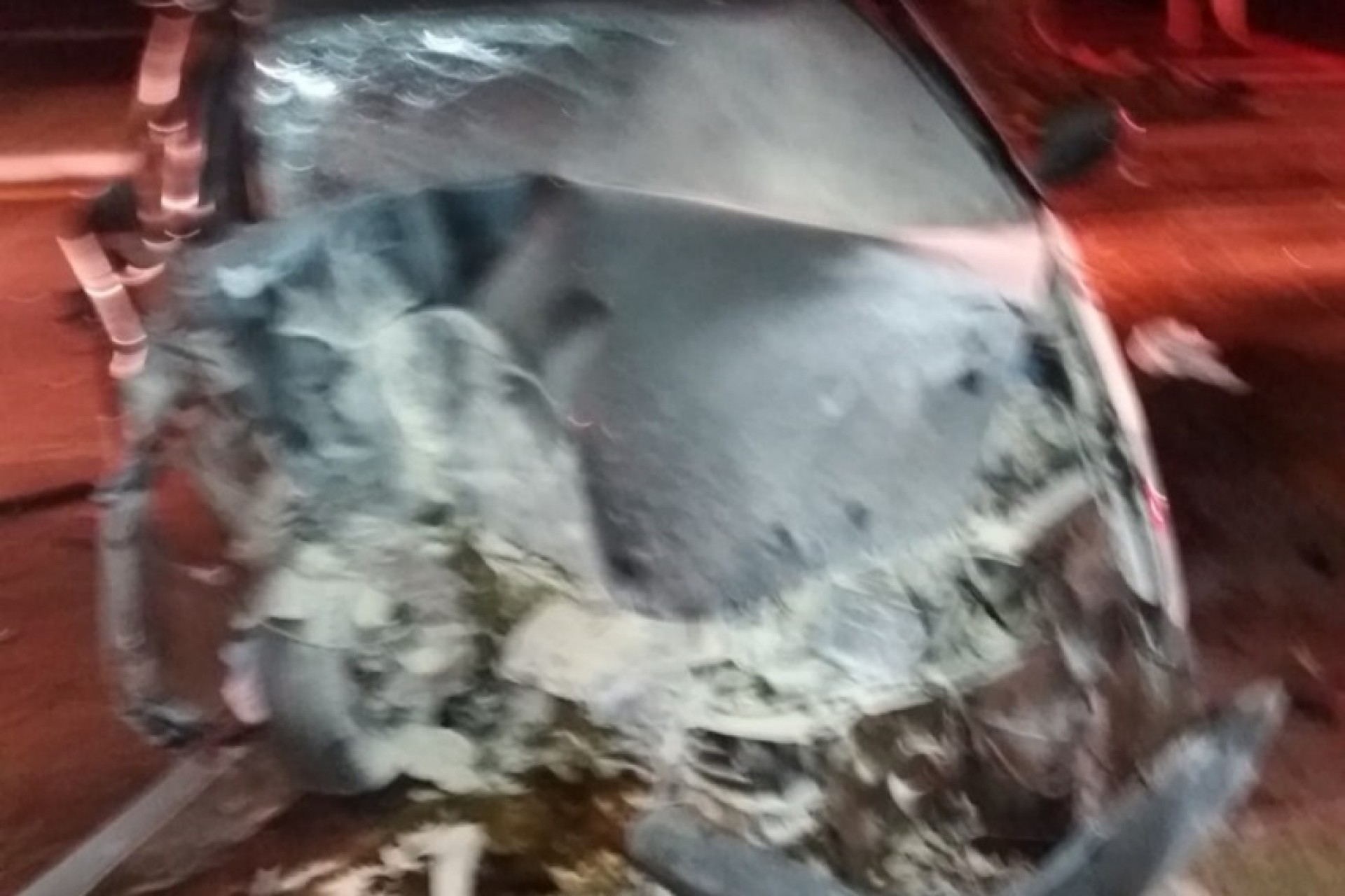 Condutor fica gravemente ferido ao colidir veículo contra coqueiro em Itaipulândia