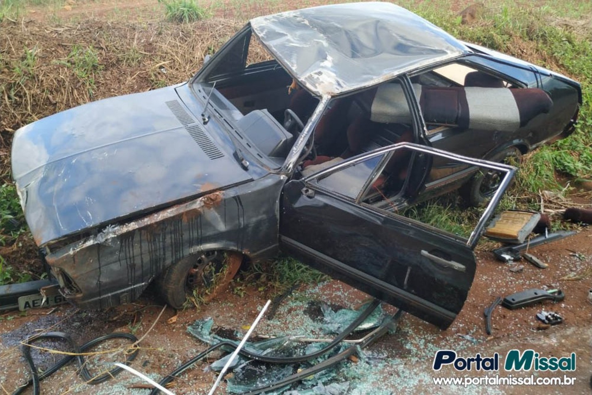 Condutor foge de abordagem policial, capota veículo e adolescente se fere em São Miguel do Iguaçu