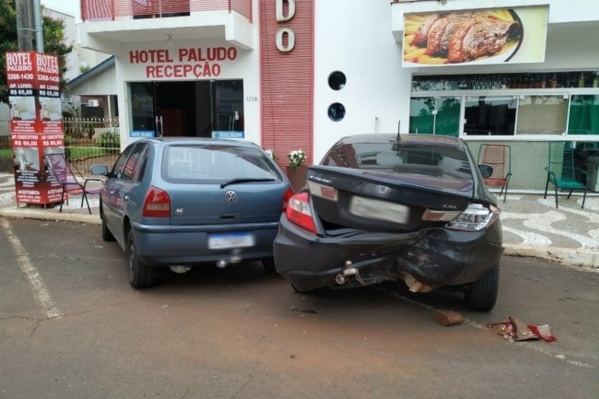 Condutor perde controle de carro e colide em veículos estacionados na Avenida Brasil