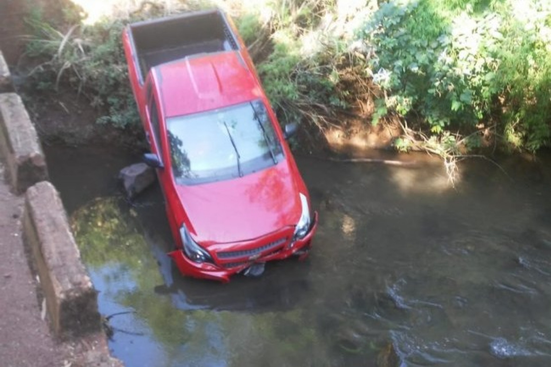 Condutor perde o controle e veículo cai em rio no interior de Missal