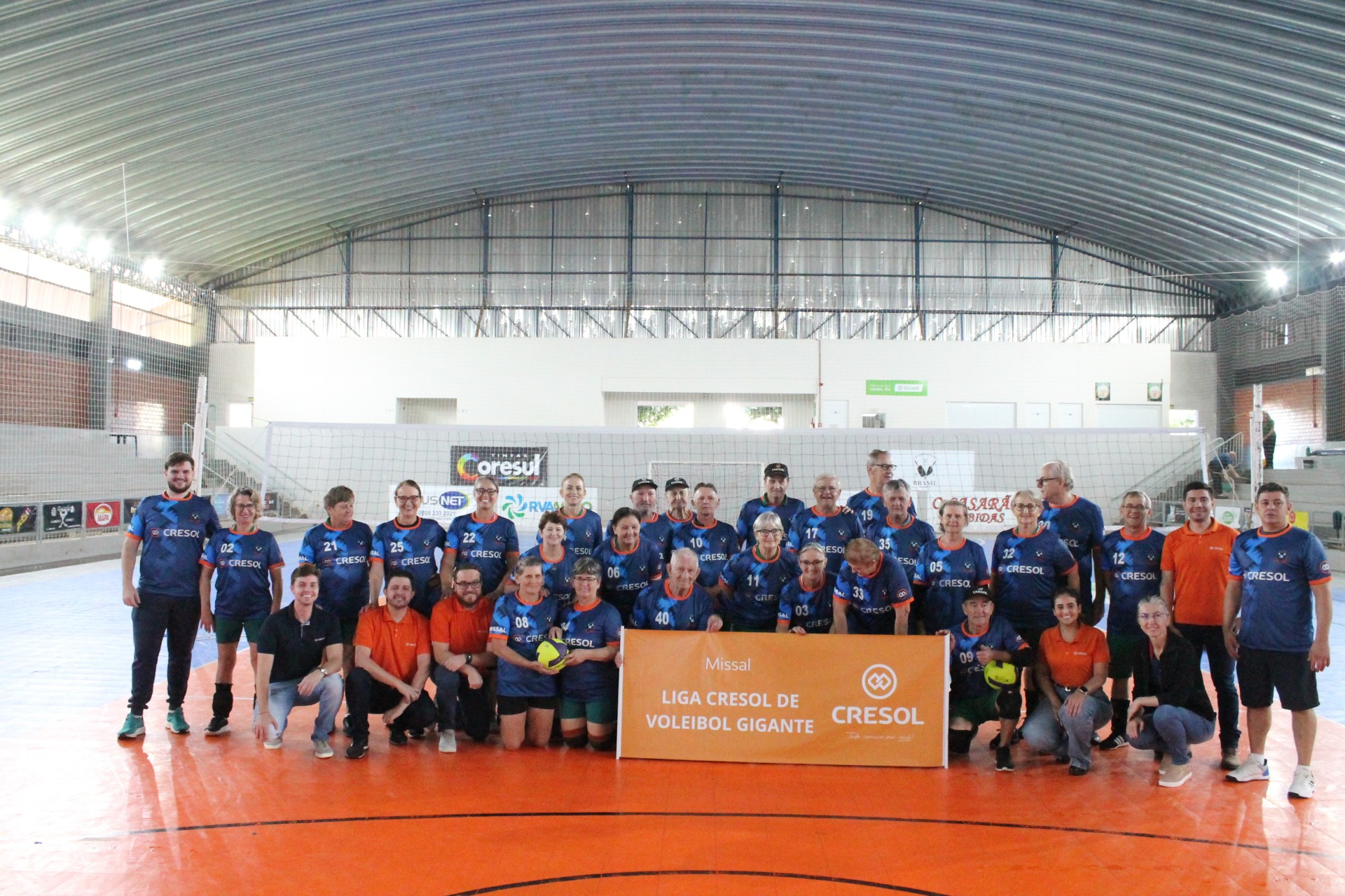 Cresol entrega uniformes para a nova temporada da Liga Cresol da Terceira Idade