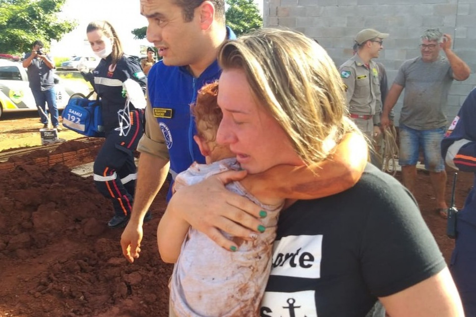 Criança cai em buraco de 5 metros de profundidade e é resgatada sem nenhum ferimento no Paraná