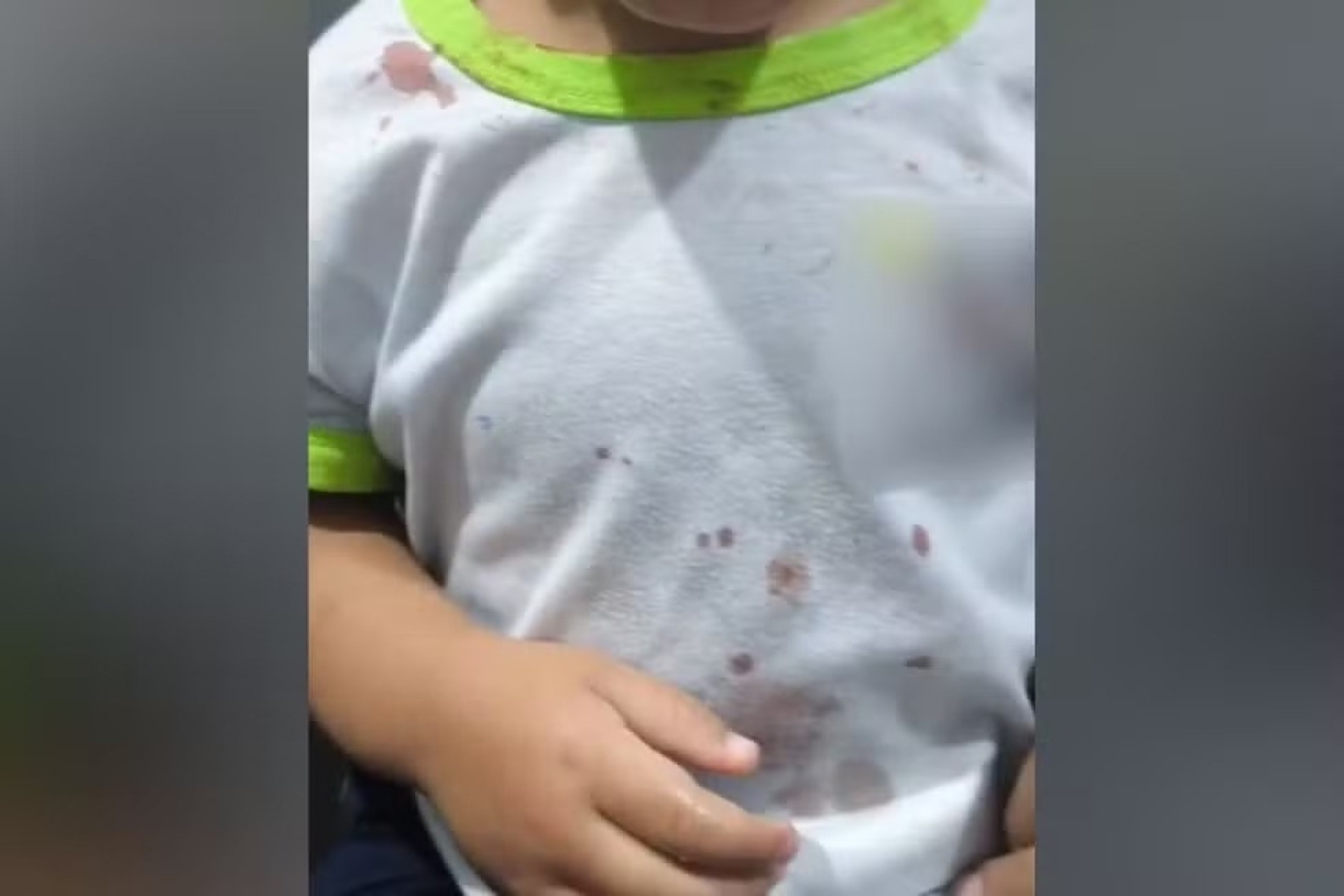 Criança chega à CMEI com ferimentos e camisa com manchas de sangue, e polícia prende padrasto