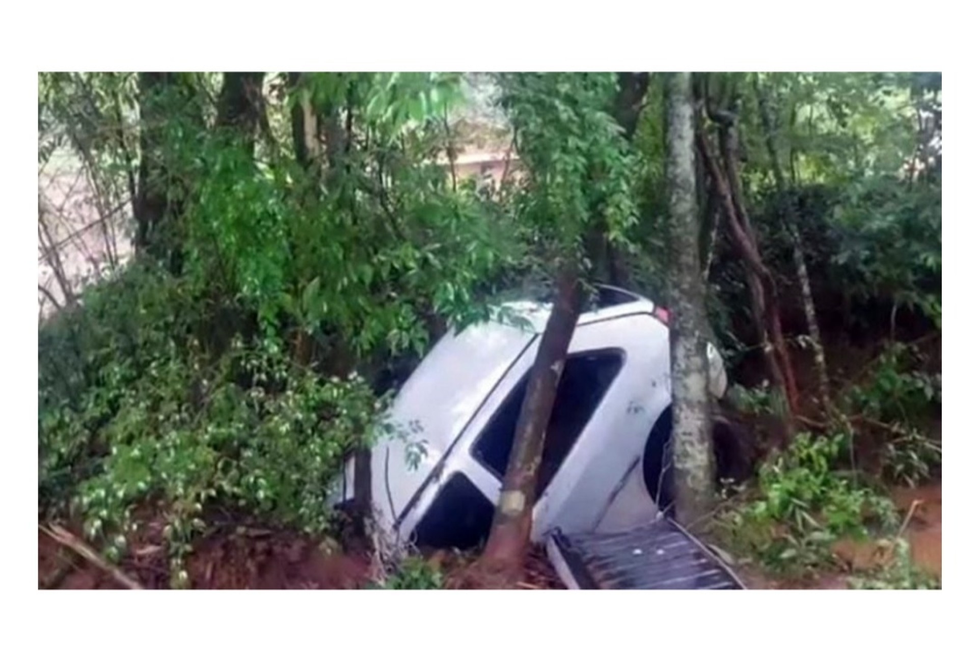 Crianças são levadas por correnteza no interior do Paraná