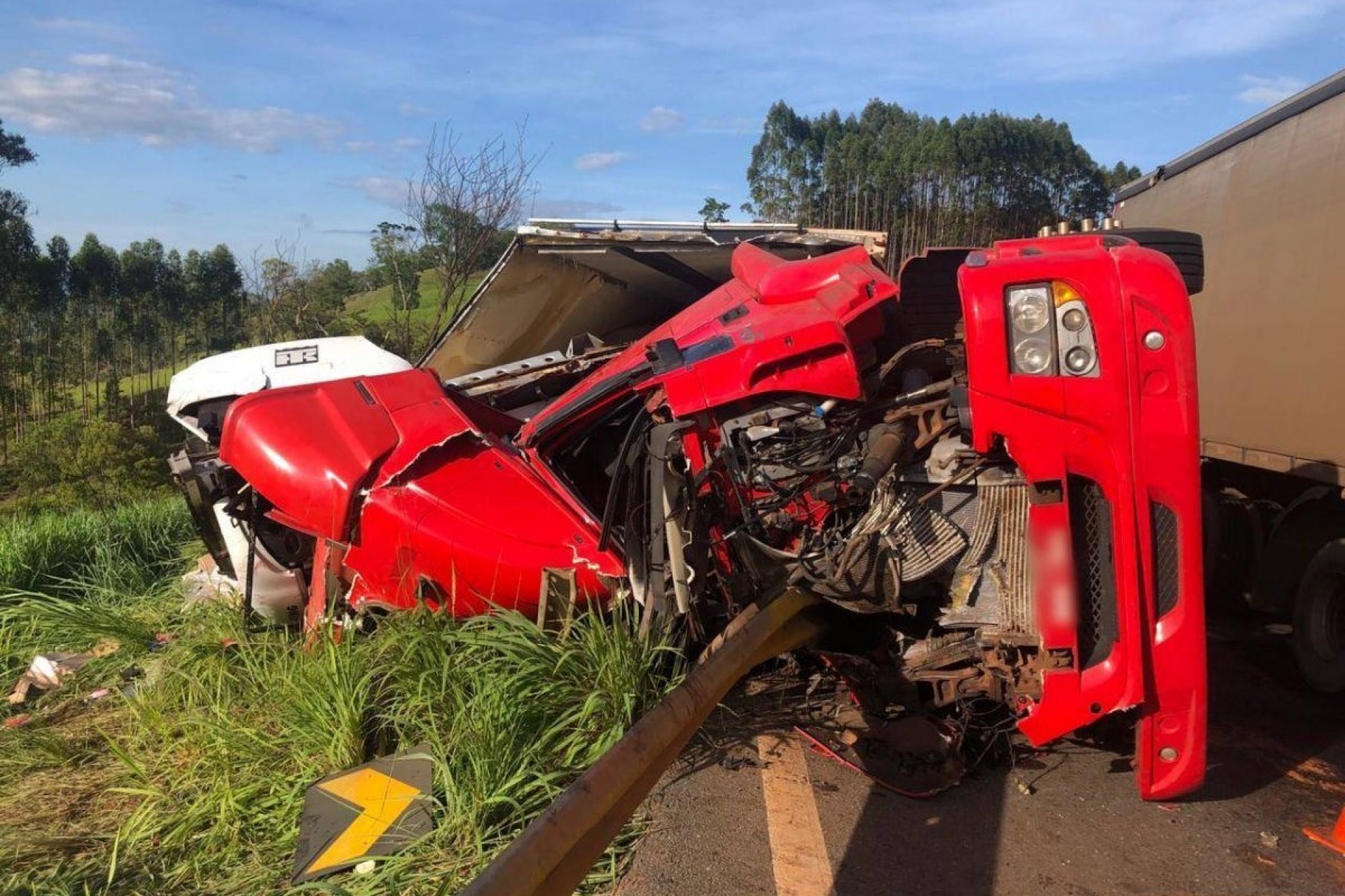 De Medianeira: Carreta tomba na BR 365 em Patos de Minas e tira a vida de duas crianças