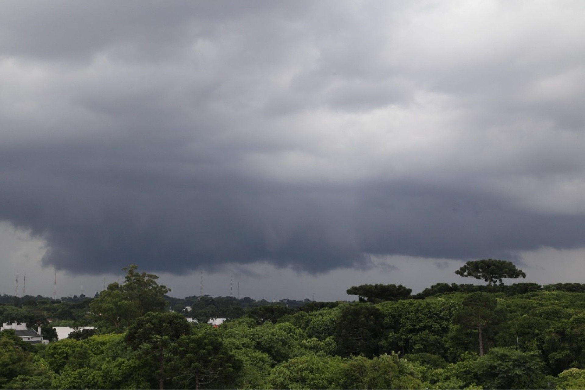 Defesa Civil alerta para temporais no Paraná e reforça apoio aos municípios