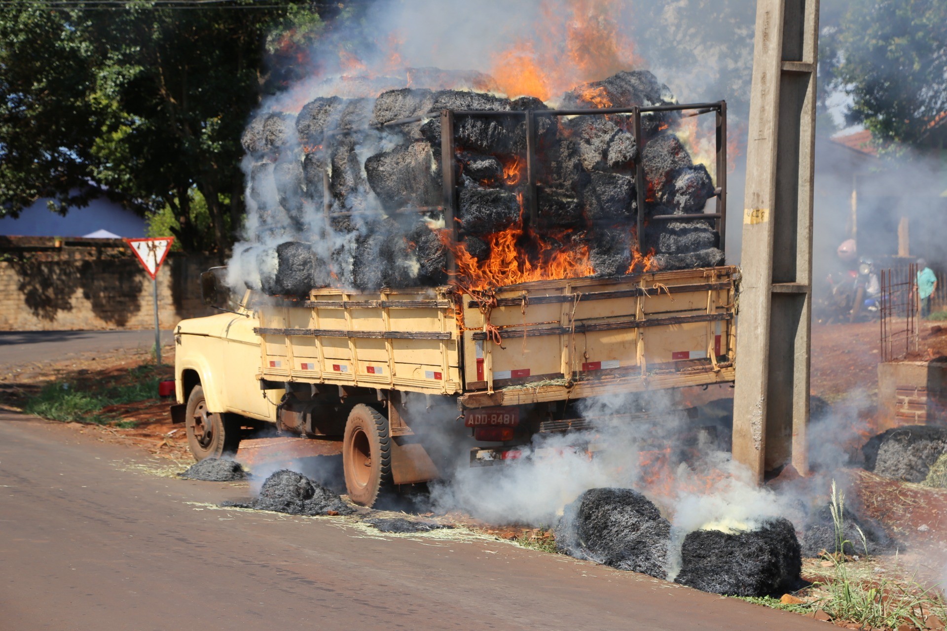 Defesa Civil de Missal controla incêndio em caminhão