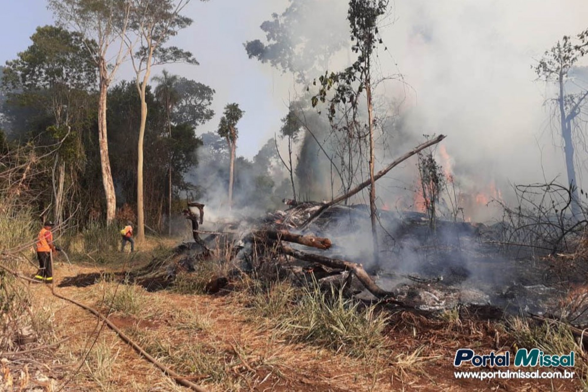 Defesa Civil de Missal e Matelândia estão combatendo incêndio na divisa de Missal e Ramilândia