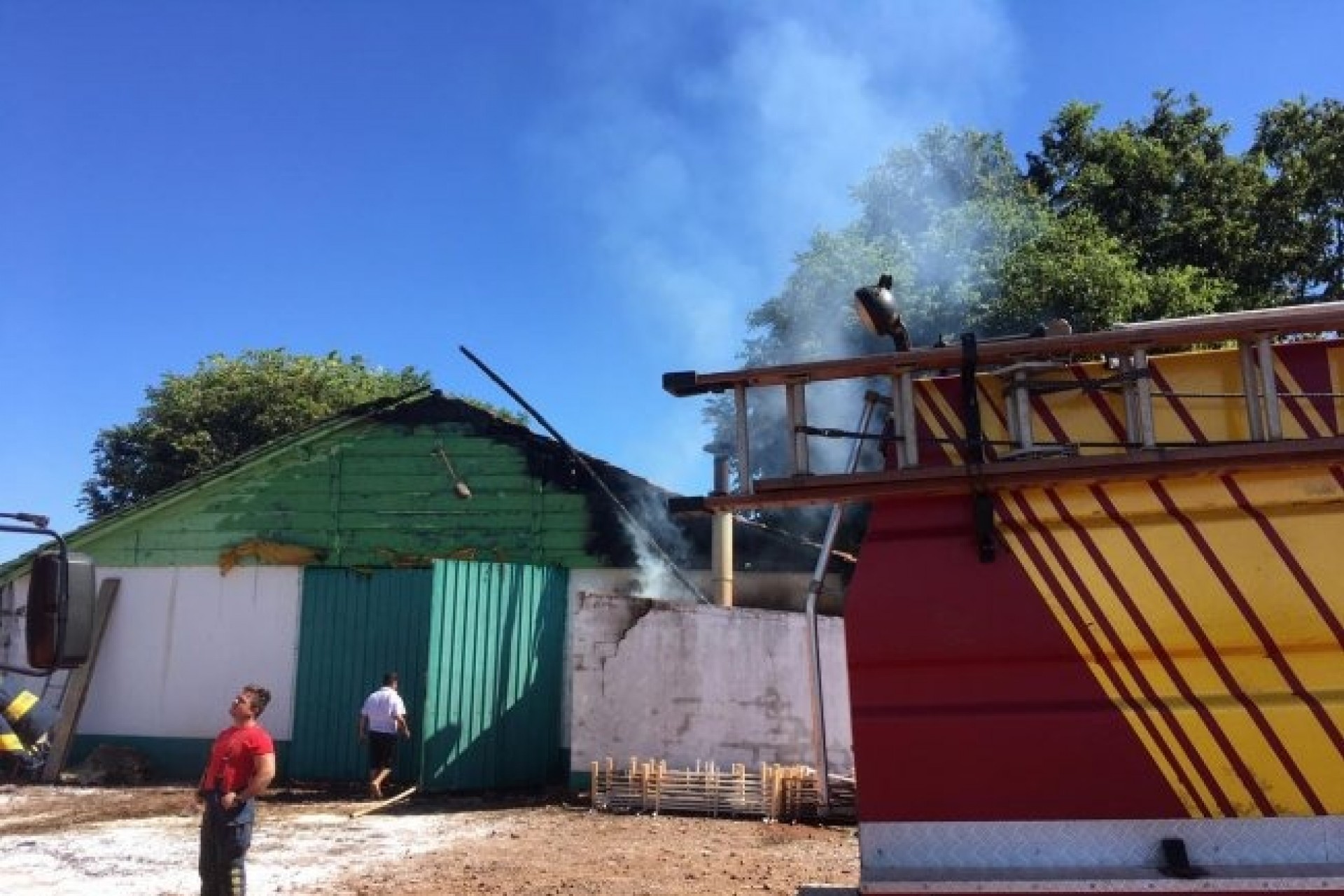 Defesa Civil e Corpo de bombeiros combatem incêndio em aviário no interior de Santa Helena
