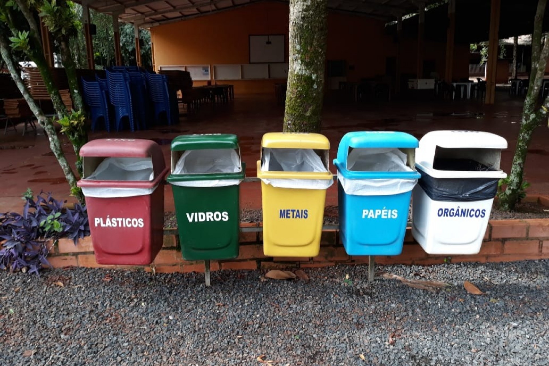 Departamento de Meio Ambiente estimula coleta seletiva na prainha de Missal