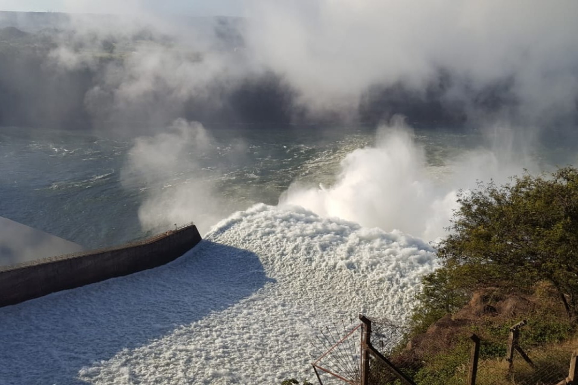 Depois de quase um ano fechado, vertedouro da Itaipu é reaberto nesta madrugada