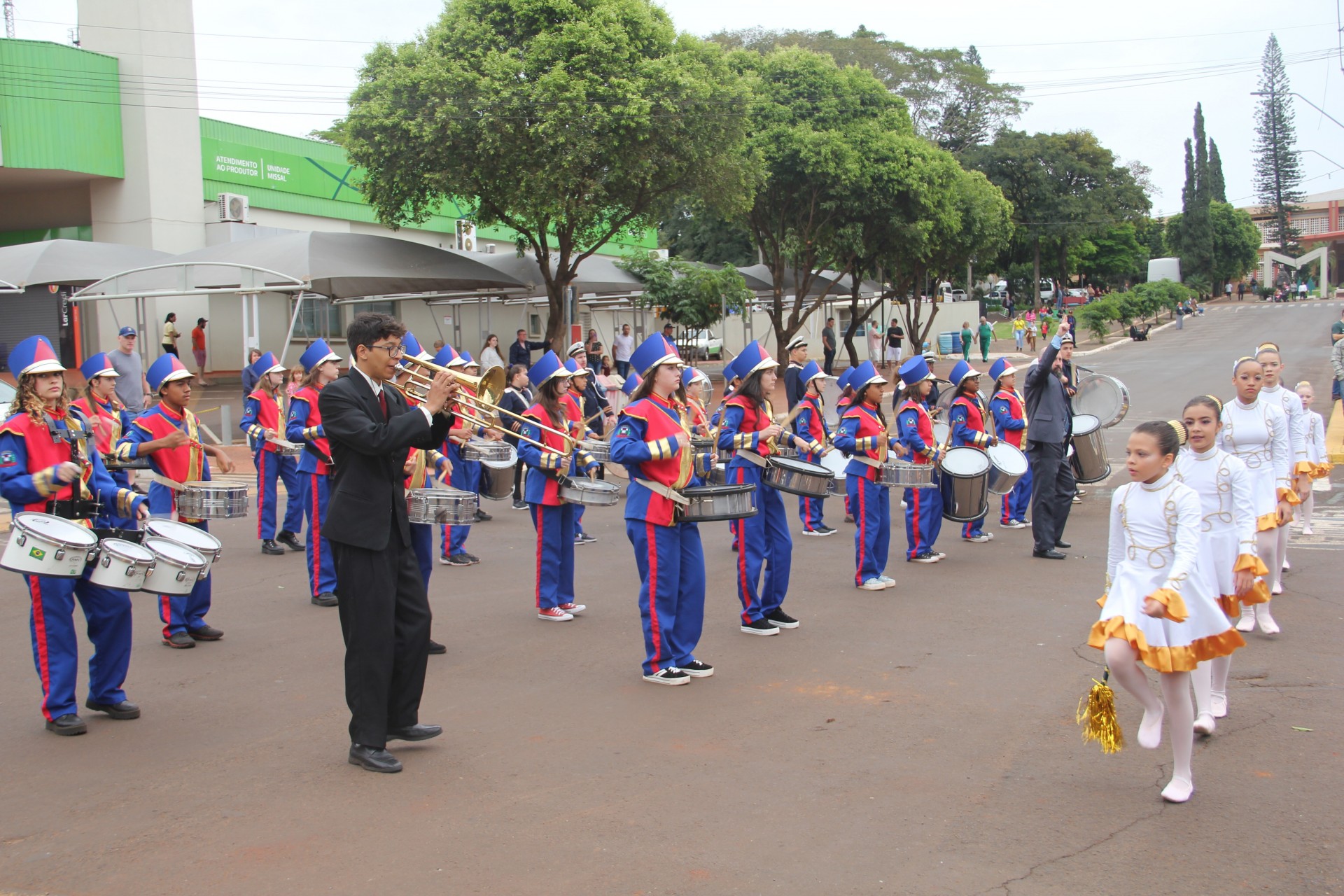 Desfile Cívico em Missal: O tema do Desfile foi os 60 anos de Fundação de Missal