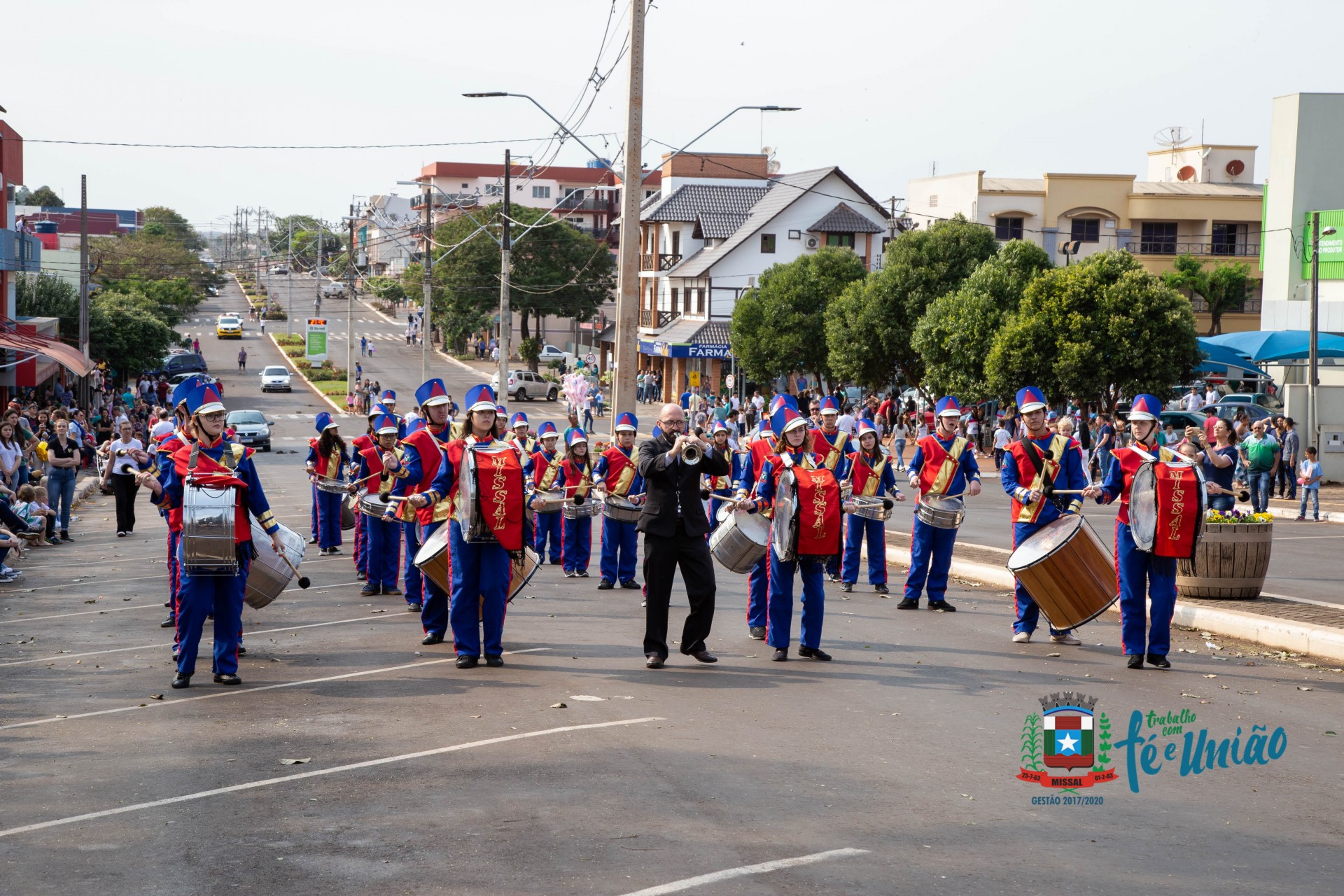 Desfile Cívico em Missal reflete sobre o desafio da família e da escola pela Educação