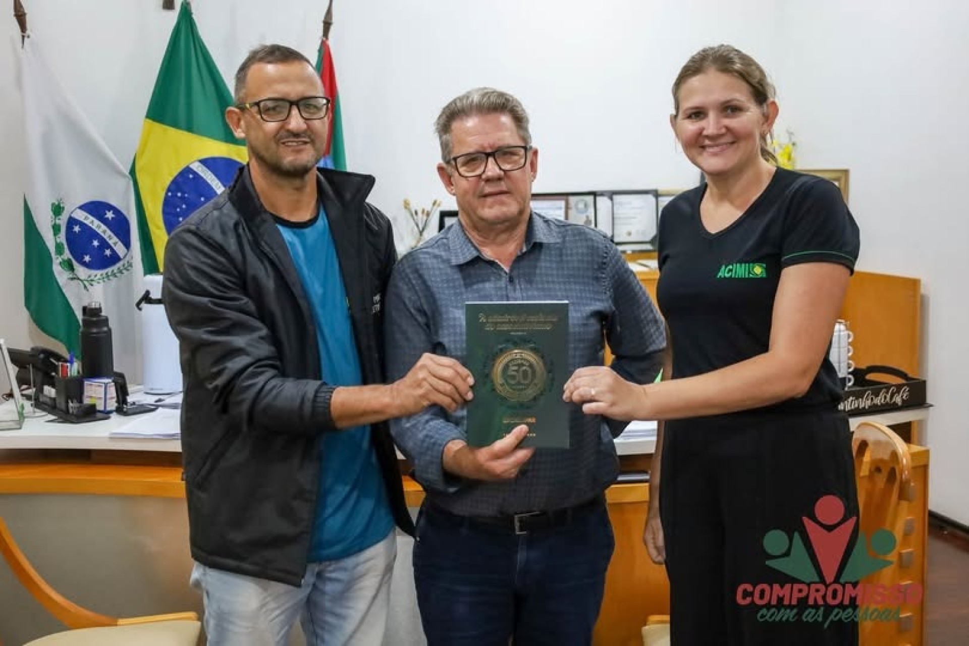 Dirigentes da Acimi presenteiam Prefeito e Presidente Câmara de Missal com Livro da Caciopar