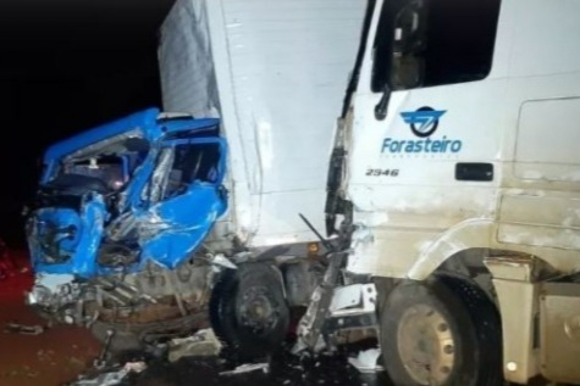 Dois caminhões e três veículos se envolvem em acidente na BR-277