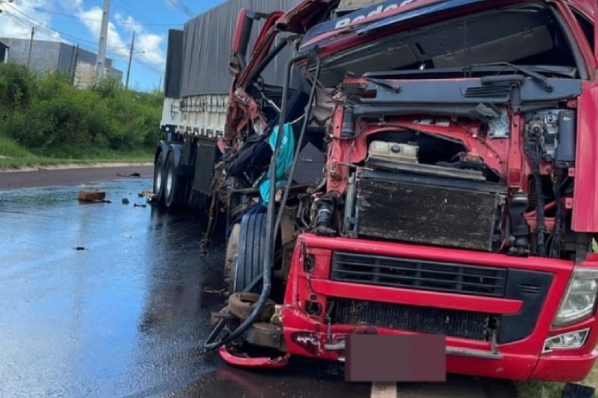 Duas carretas se envolveram em um grave acidente na BR-277 em Medianeira