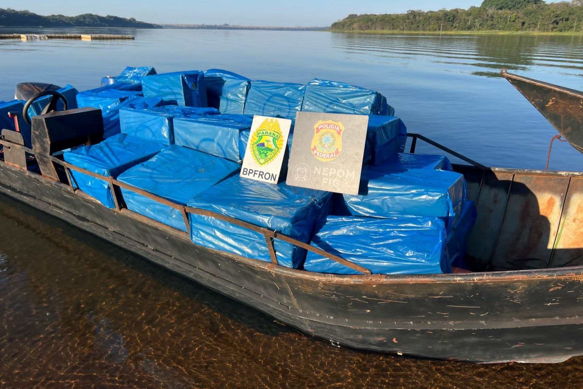 Duas embarcações são apreendidas em ação integrada no lago de Itaipu