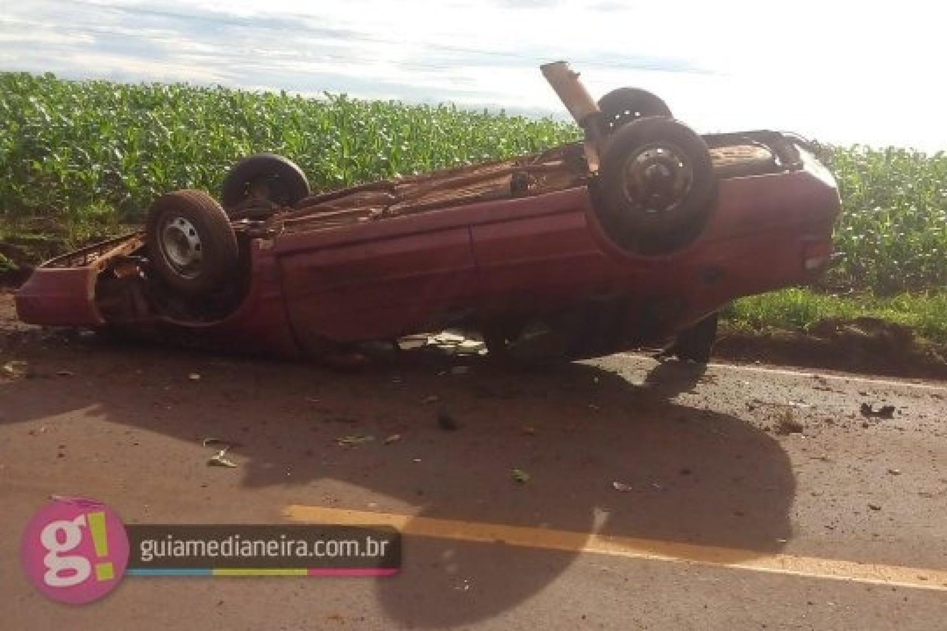 Duas pessoas foram socorridas após veículo capotar na rodovia PR 495