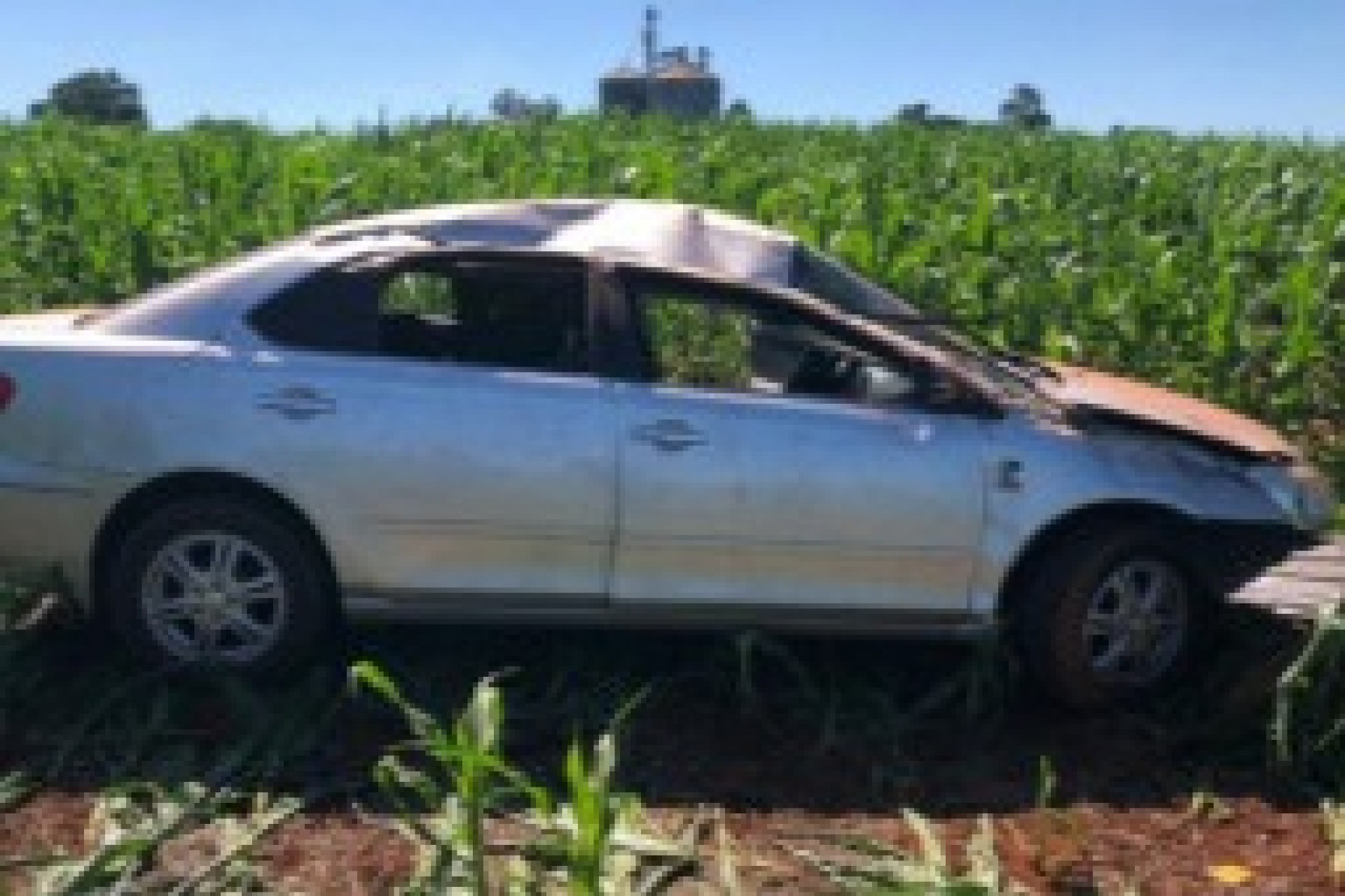 Duas pessoas são levadas ao hospital após veículo capotar na PR 497 entre São Miguel e Itaipulândia