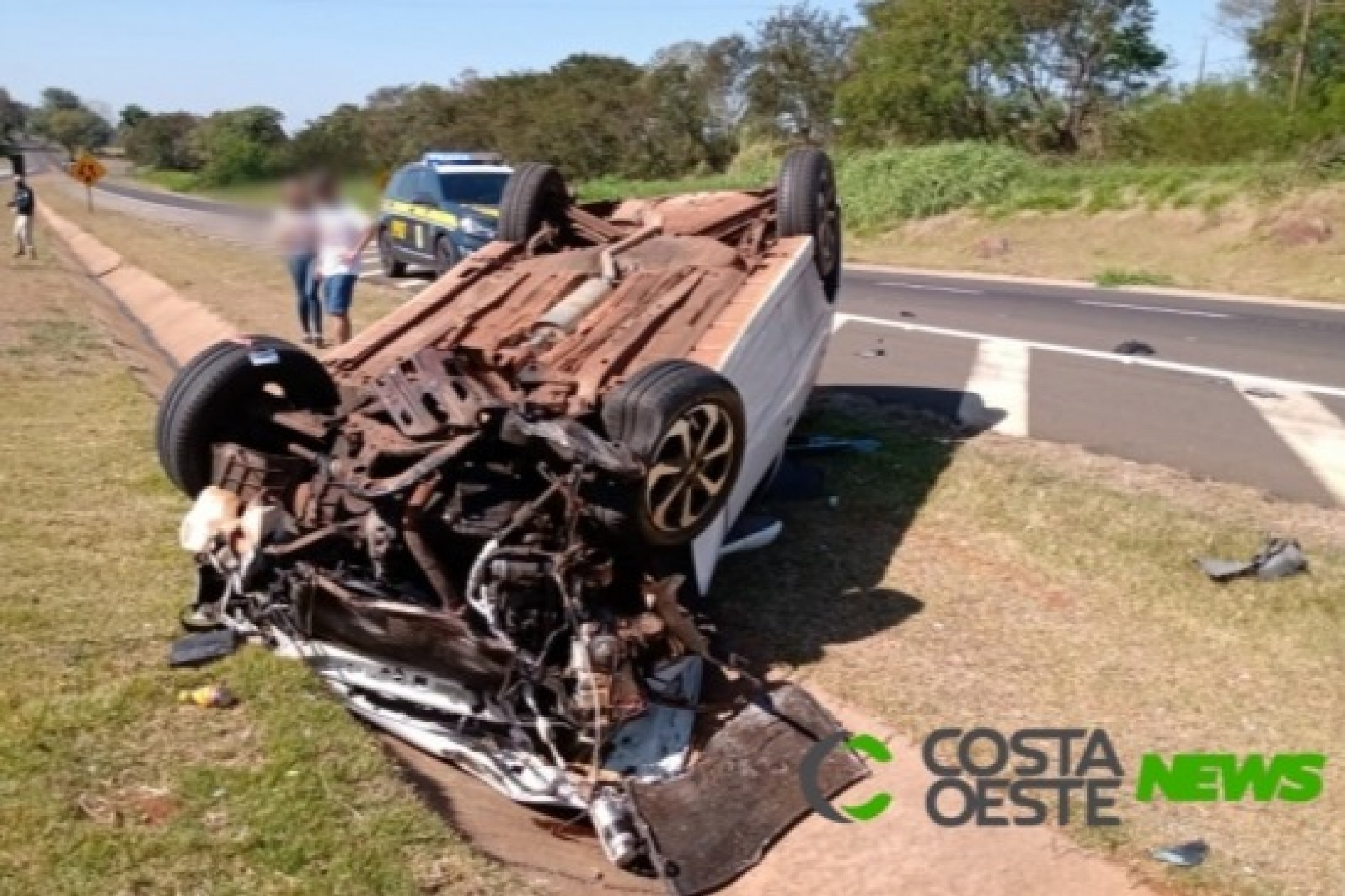 Em novo acidente na BR-277, Vectra capota após colidir com caminhão