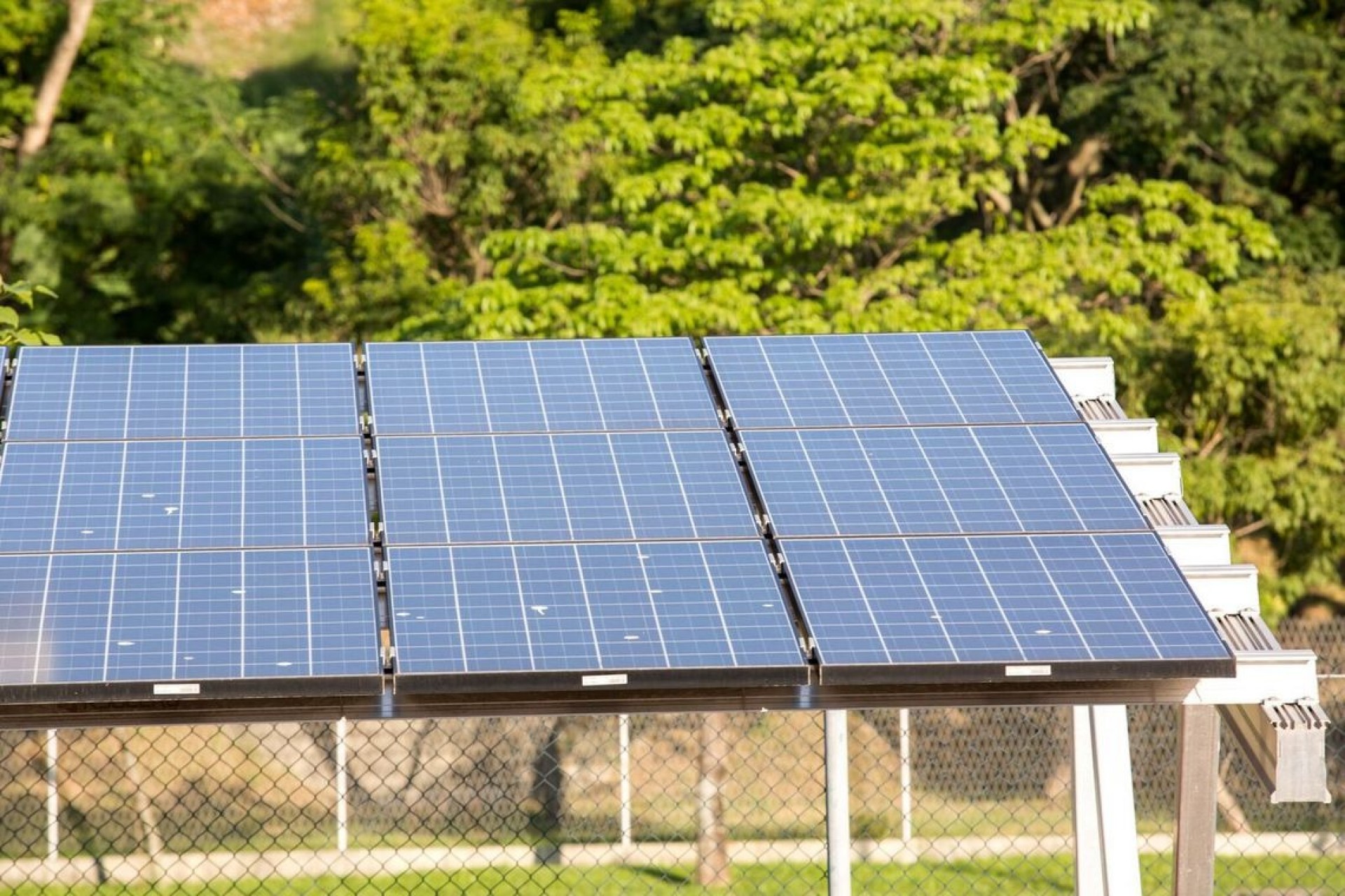 Em projeto pioneiro, Paraná vai instalar painéis solares em 246 prédios públicos