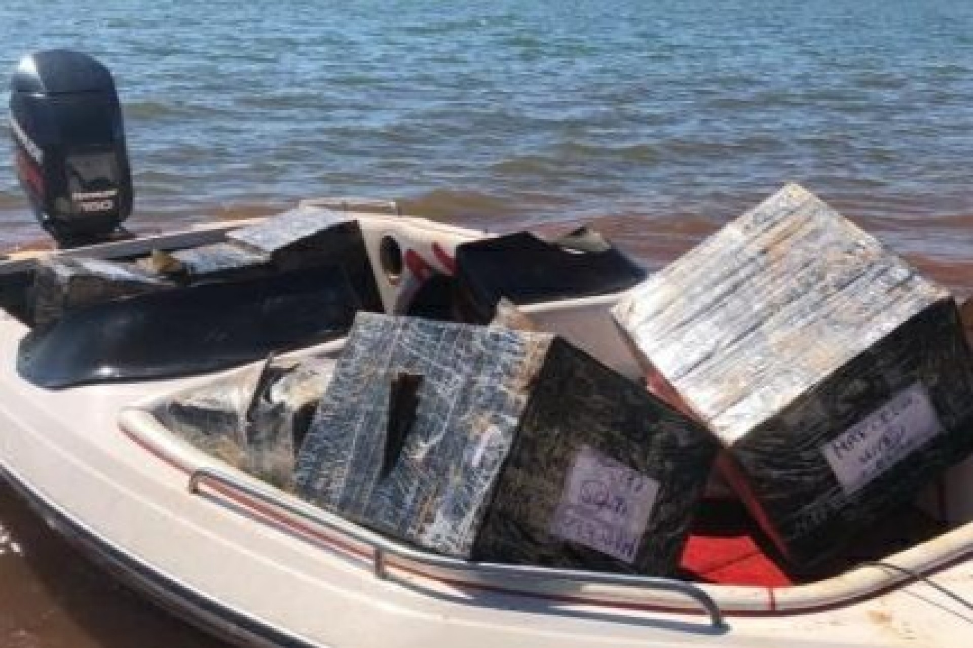 Embarcação é apreendida com cigarros e eletrônicos no Lago de Itaipu em Missal