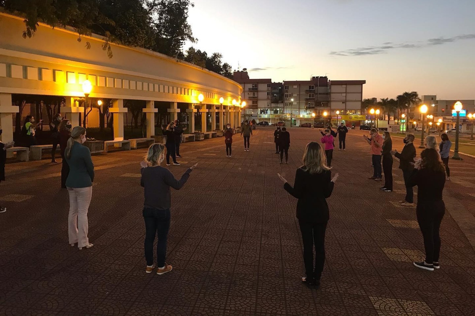 Empresários se reuniram na Praça Angelo Darolt no final desta sexta-feira em Medianeira