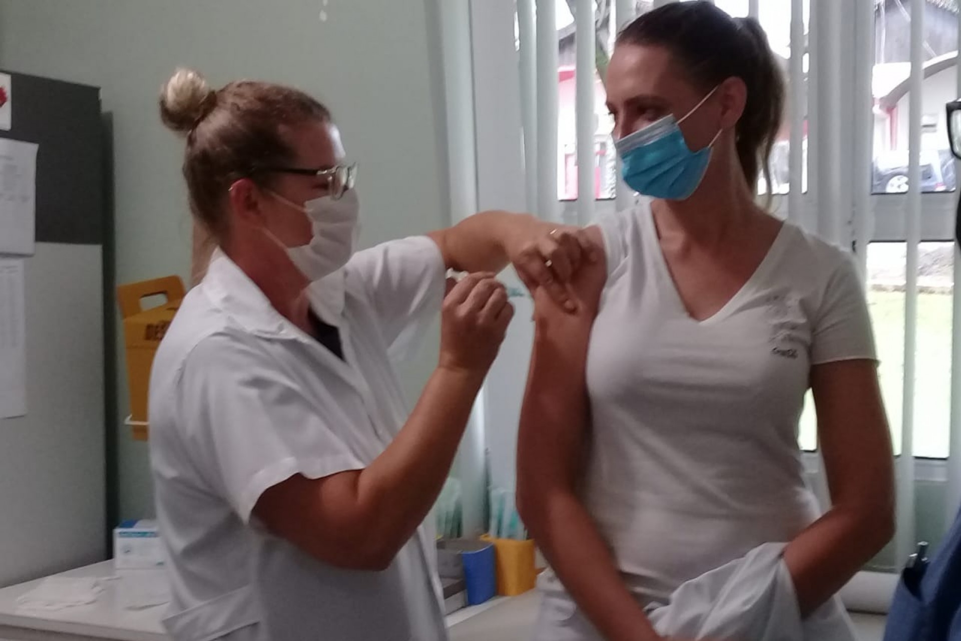 Enfermeira e a primeira a ser vacinada contra Covid-19 em Missal