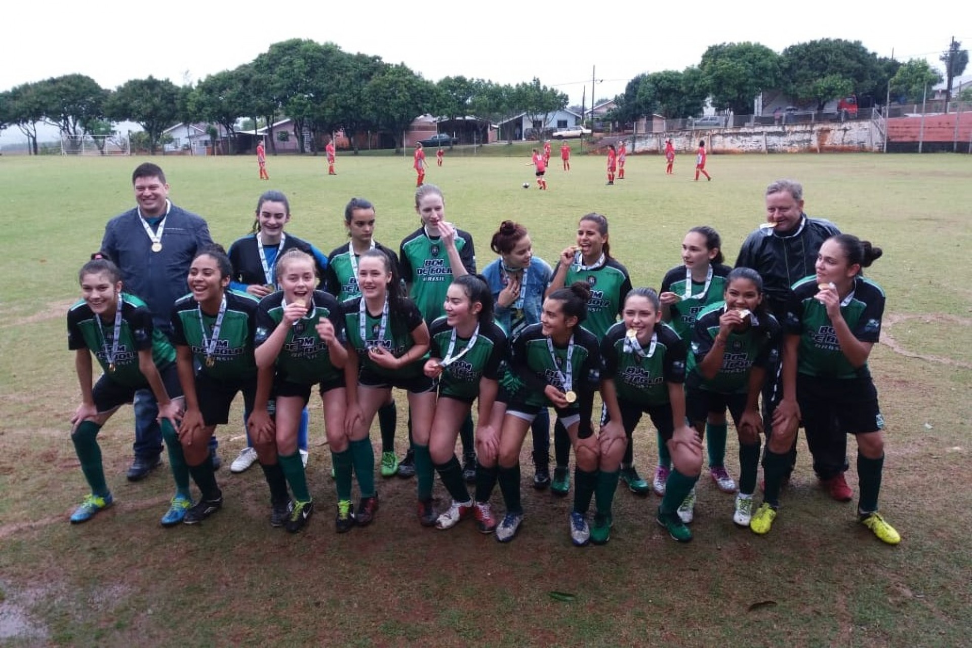 Equipe feminina sub-17 de Missal é campeã dos Jogos Bom de Bola fase regional