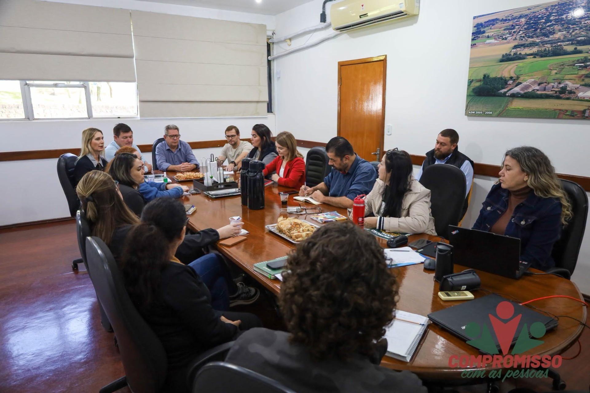 Equipe técnica da Secretaria da Assistência Social de Missal se reúne com representantes da Sedef
