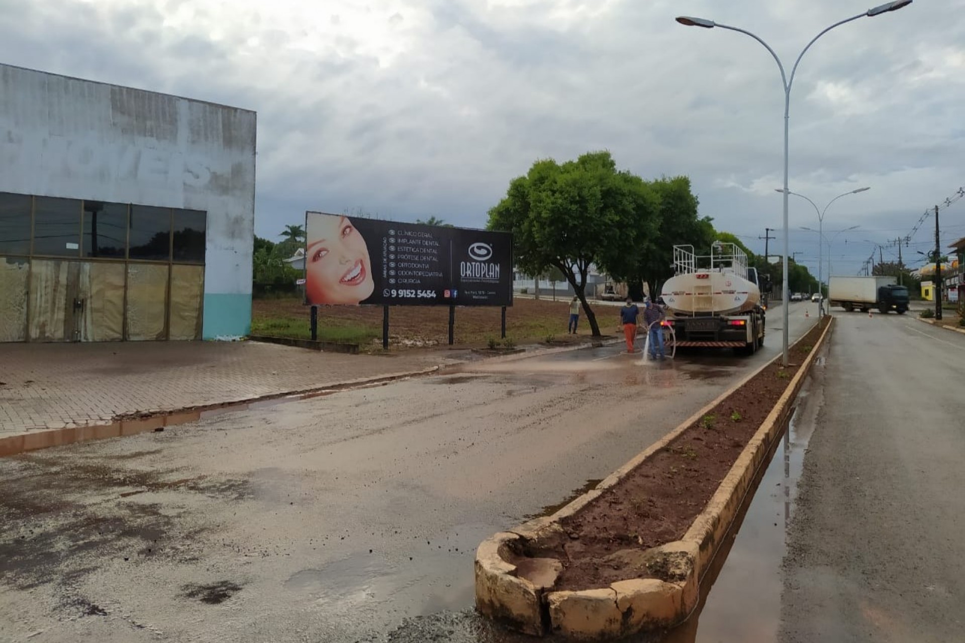 Equipes atuam na limpeza de vias urbanas após chuva torrencial em Missal