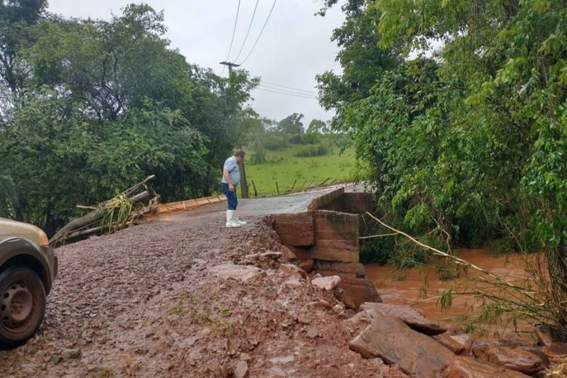 Equipes da Administração Municipal de Missal buscam soluções para os estragos causados pelas chuvas