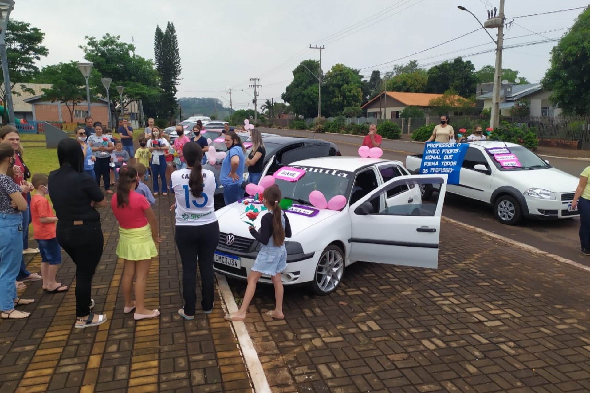 Escola Municipal Dona Leopoldina de Itaipulândia, faz carreata para homenagear os professores